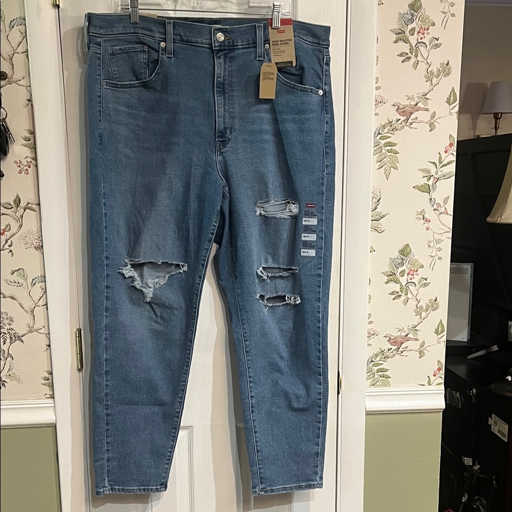 (NWT) Levi’s High Waisted Mom Jeans